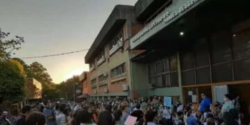 Más instituciones se sumaron a la medida de fuerza que realizan alumnos en Montecarlo.