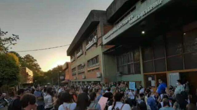 Más instituciones se sumaron a la medida de fuerza que realizan alumnos en Montecarlo.