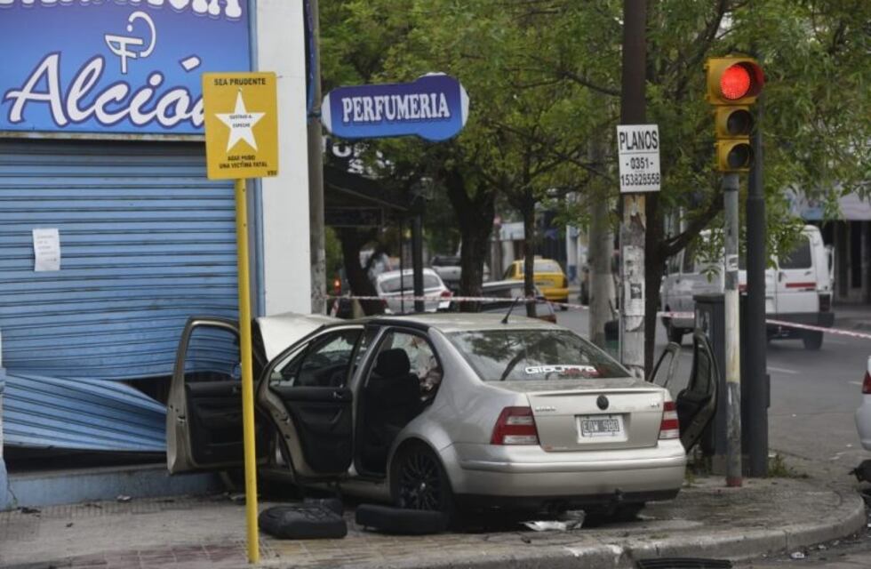 Venían de un cumpleaños y se estrellaron con su auto contra una farmacia tras chocar con otro