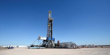 FILE PHOTO: A drilling rig is seen at Vaca Muerta shale oil and gas drilling, in the Patagonian province of Neuquen, Argentina January 21, 2019\u002E Picture taken January 21, 2019\u002E REUTERS/Agustin Marcarian/File Photo