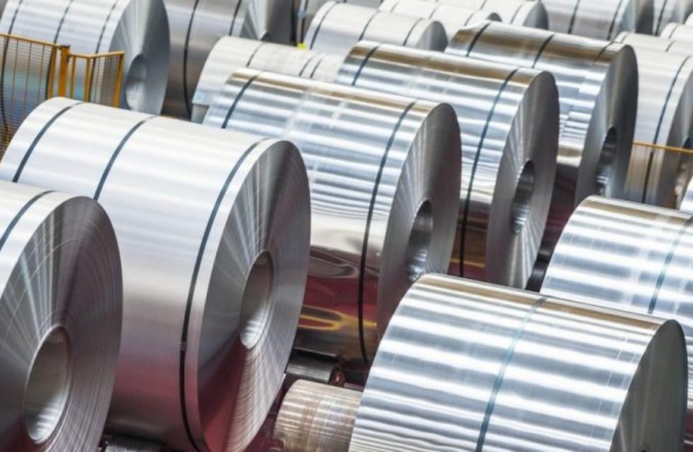 Por los aranceles que reestableció Trump, se desploman las acciones de Aluar y de Ternium