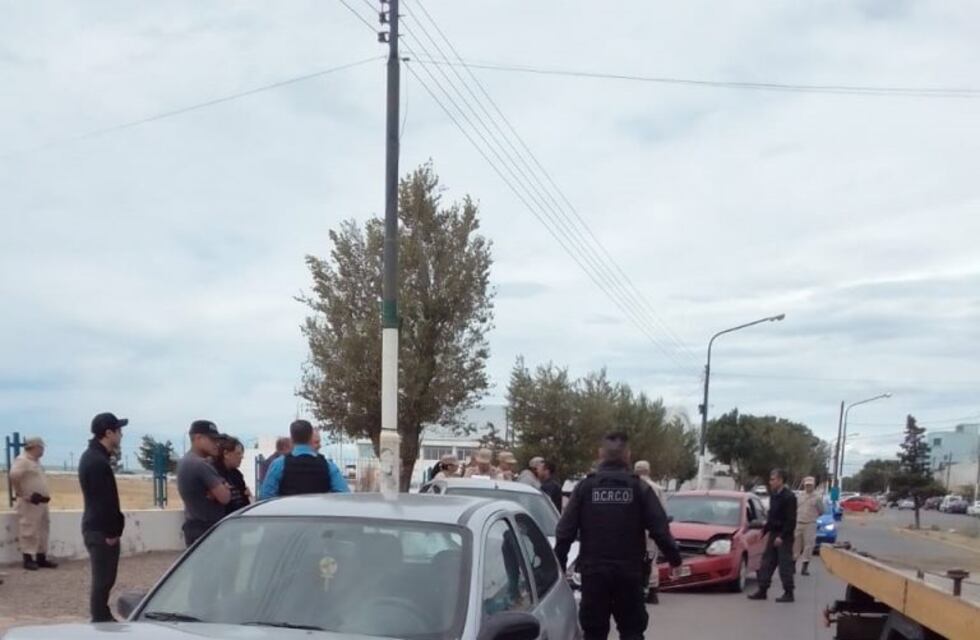 Conducía alcoholizado y chocó a tres autos estacionados