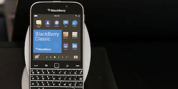 The BlackBerry Ltd. Classic smartphone sits on display at a kiosk in Waterloo, Ontario, Canada, on Wednesday, July 6, 2016. BlackBerry will no longer manufacture the BlackBerry Classic, a beloved, updated model of the original that made the company a smartphone leader before Apple Inc. and Samsung Electronics Co. dethroned it. Photographer: Cole Burston/Bloomberg canada telefono celular BlackBerry telefonos celulares