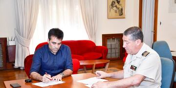 El Intendente municipal Facundo López junto al jefe de Prefectura, Carlos Oronó\u002E