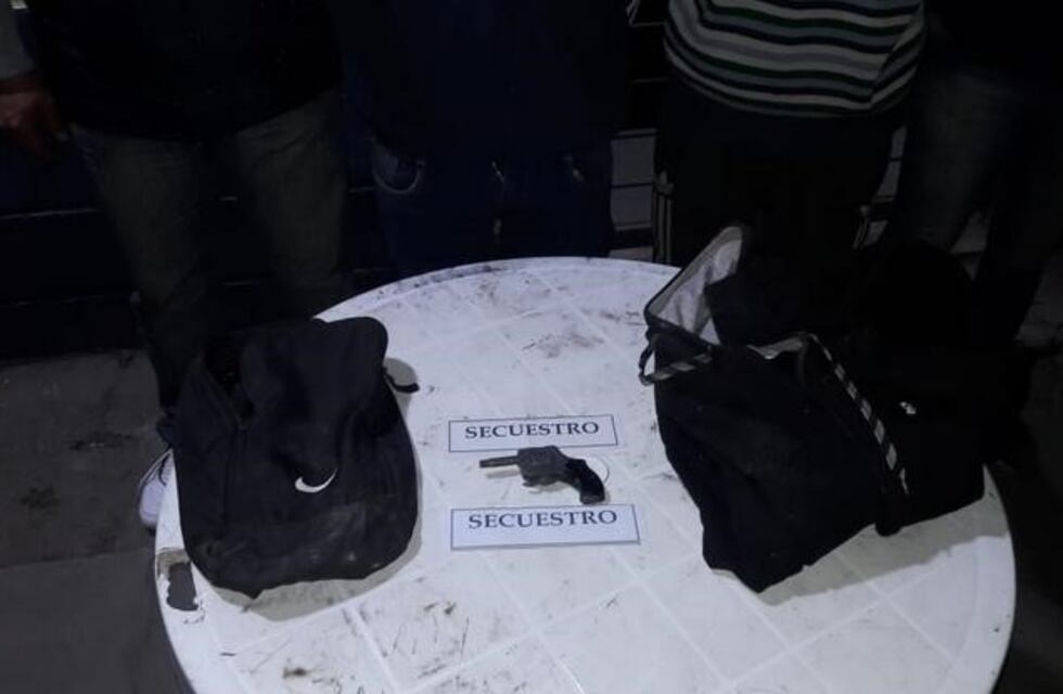 Atrapan a dos jóvenes, uno menor de edad, tras robar a mano armada a un motociclista en Lomas de Tafí