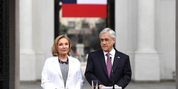 Fotografía cedida por la Presidencia de Chile que muestra al presidente de Chile, Sebastián Piñera, y a la primera dama chilena, Cecilia Morel\u002E Crédito: EFE/Presidencia de Chile\u002E