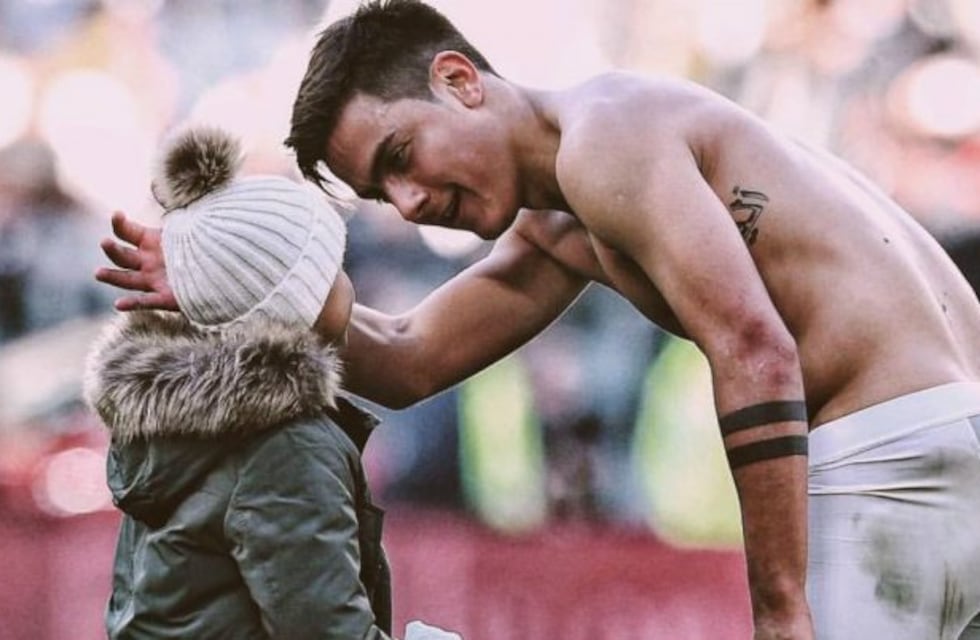 El gran gesto de Paulo Dybala con un pequeño hincha que invadió la cancha