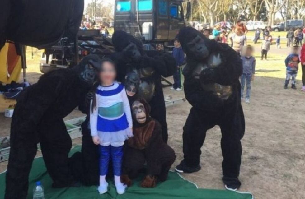 Confundida por un peluche, una vecina denunció por maltrato animal a un show infantil