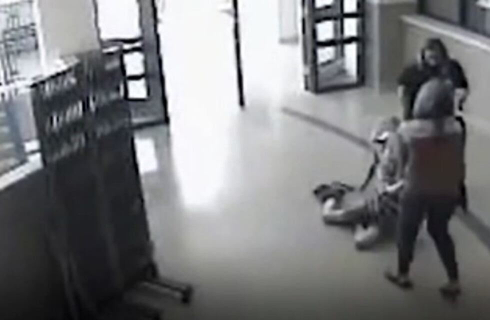 EE.UU.: una maestra arrastró por el piso a un niño autista