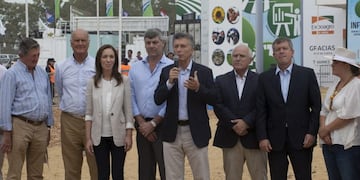 muestra agropecuaria organizada por grupo claru00edn Nueva edicion de Expoagro en Ramallo 2016 rnEl presidente Mauricio Macri durante el recorrido de la Expoagro 2016 en la ciudad de Ramallo Mauricio Macri, Argentina's president, center, speaks during the inauguration of the Expoagro agricultural fair in Buenos Aires, Argentina, on Wednesday, March 9, 2016. Argentina is looking to form joint ventures with international companies to add value to its $20 billion grain-export industry by building food processing plants as part of a plan by President Mauricio Macri to expand and diversify the economy by encouraging investment in renewable energy, mining, tourism and services. Photographer: Diego Levy/Bloomberg *** Local Caption *** Mauricio Macri ramallo RICARDO BURYAILE mauricio macri maria eugenia vidal expoagro expo agro 2016 mayor muestra del campo megaexposicion inauguracion de la feria presidente gobernadora bonaerense