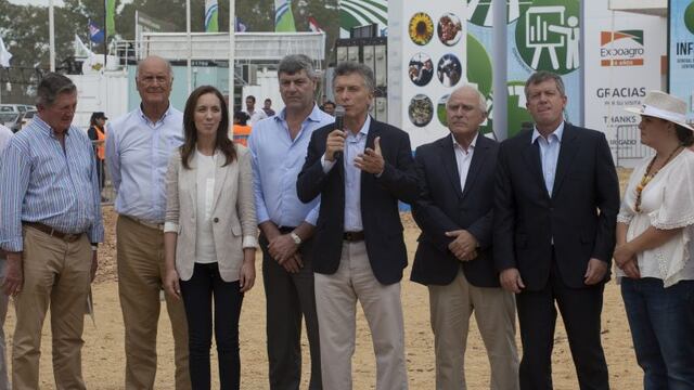 muestra agropecuaria organizada por grupo claru00edn Nueva edicion de Expoagro en Ramallo 2016 rnEl presidente Mauricio Macri durante el recorrido  de la Expoagro 2016 en la ciudad de Ramallo Mauricio Macri, Argentina's president, center, speaks during the inauguration of the Expoagro agricultural fair in Buenos Aires, Argentina, on Wednesday, March 9, 2016. Argentina is looking to form joint ventures with international companies to add value to its $20 billion grain-export industry by building food processing plants as part of a plan by President Mauricio Macri to expand and diversify the economy by encouraging investment in renewable energy, mining, tourism and services. Photographer: Diego Levy/Bloomberg *** Local Caption *** Mauricio Macri ramallo RICARDO BURYAILE mauricio macri maria eugenia vidal expoagro expo agro 2016 mayor muestra del campo megaexposicion inauguracion de la feria presidente gobernadora bonaerense