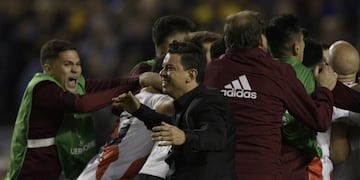 River Plate's coach Marcelo Gallardo and members of the team celebrate after qualifying for the final of the Copa Libertadores final at the end of their semi-final second leg football match against Boca Juniors at La Bombonera stadium in Buenos Aires, on October 22, 2019\u002E (Photo by Juan MABROMATA / AFP)