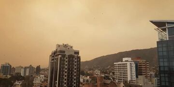 Villa Carlos Paz, su cielo en un domingo de incendios\u002E (Foto: gentileza Gastón Gil)\u002E
