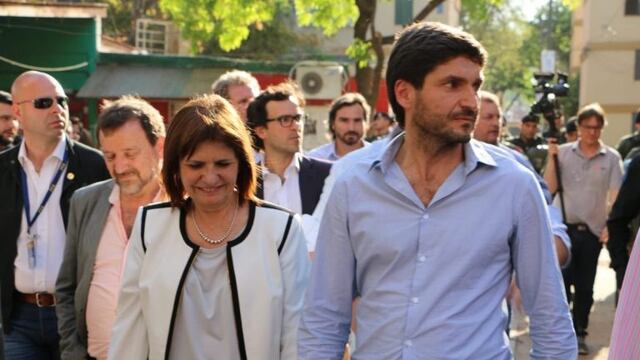 Maximiliano Pullaro recorrió barrio Grandoli junto a la ministra Patricia Bullrich. (@maxipullaro)