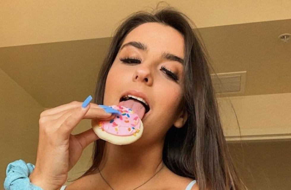El fan de una instagrammer brasileña le envió un video cortándose la lengua "para demostrar su amor"