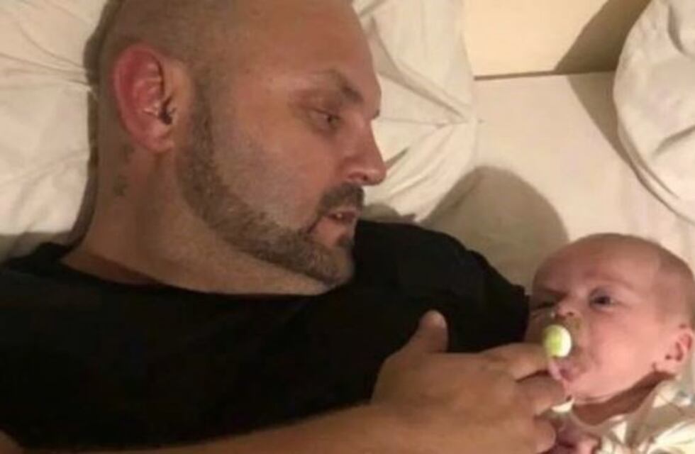 La dramática historia de un padre: se quedó dormido con su bebé en brazos y falleció