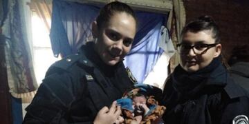 Dos oficiales de la Policía Bonaerense asistieron en el parto a una joven en Melchor Romero y salvaron la vida del bebé (Web)