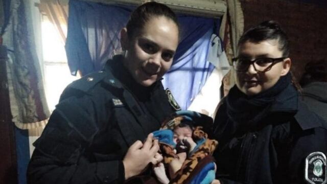 Dos oficiales de la Policía Bonaerense asistieron en el parto a una joven en Melchor Romero y salvaron la vida del bebé (Web)