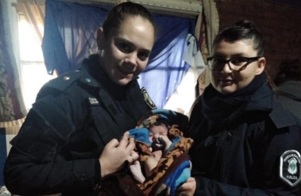 Dio a luz en su casa de La Plata con la ayuda de dos mujeres policías, que salvaron al bebé con maniobras de RCP