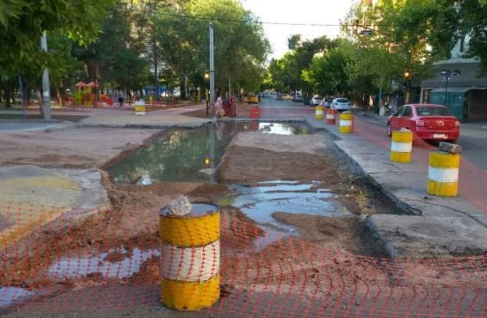 El centro de Neuquén se ve afectado por un piletón de aguas cloacales