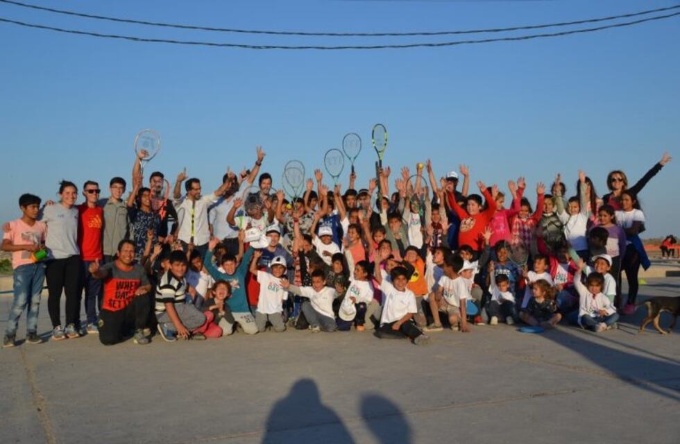 Coria visitó un populoso barrio sanjuanino y jugó al tenis