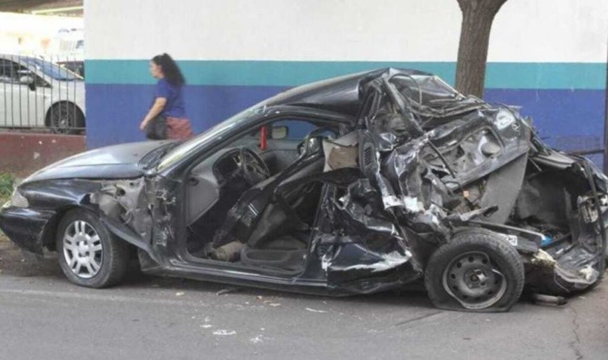 Así quedó el remis que no estaba habilitado y que llevaba ocho personas y fue chocado por un camión\u002E