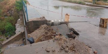 Se cayó parte del puente de ingreso al barrio Néstor Kirchner