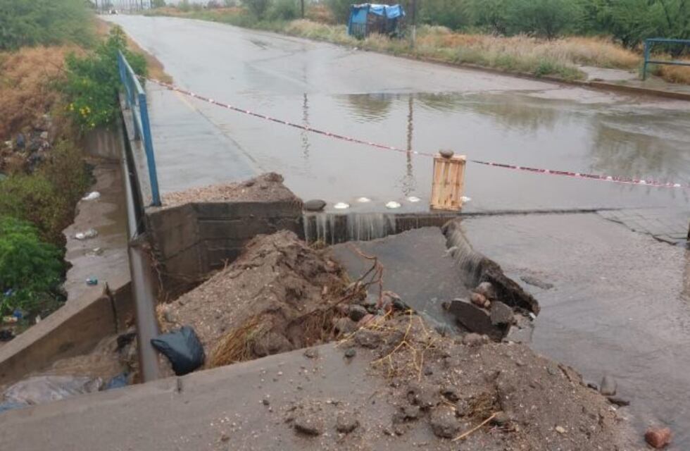 Se cayó parte del puente de ingreso al barrio Néstor Kirchner