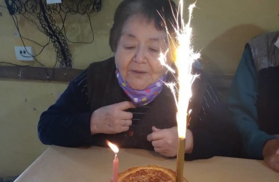 Tiene 82 y festejó su cumpleaños acompañada del paramédico que la cuida