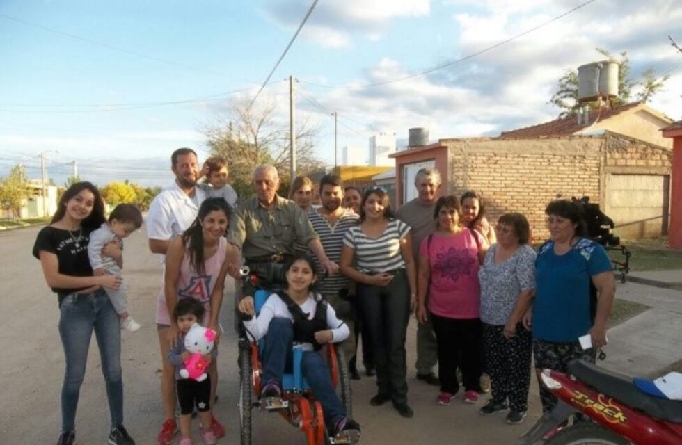 Vecinos le regalaron una bicicleta a una adolescente discapacitada en San Luis