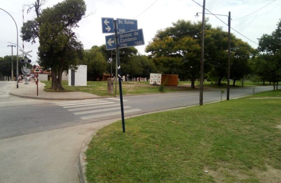 Paso a nivel: colocan barreras, tras nueve años de espera