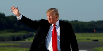 U\u002ES\u002E President Donald Trump waves as he boards Air force One at Morristown municipal airport, New Jersey, U\u002ES\u002E, en route back to Washington after a weekend at the Trump National Golf Club in Bedminster, July 3, 2017\u002E REUTERS/Yuri Gripas     TPX IMAGES OF THE DAY