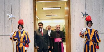 Handout picture released by the Venezuelan presidency showing Venezuelan President Nicolas Maduro (2-L) heading for a meeting with Pope Francis at the Vatican on October 24, 2016.nVenezuela's socialist government and the opposition aim to open talks on October 30 to resolve the political crisis in the volatile nation, a Vatican envoy said on Monday. Pope Francis granted Venezuelan President Nicolas Maduro a surprise private audience at the Vatican in the midst of a deep political crisis in the South American country. / AFP PHOTO / Venezuelan Presidency / Marcelo GARCIA / RESTRICTED TO EDITORIAL USE - MANDATORY CREDIT