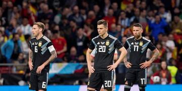 Lucas Biglia, Giovani Lo Celso y Nicolas Otamendi buscan respuestas tras la humillante goleada ante España\u002E EFE/Rodrigo Jiménez