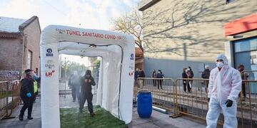 La Municipalidad de Las Heras instaló el túnel sanitario #Covid19 en la puerta de los bancos Supervielle y Nación, frente a la plaza Marcos Burgos\u002E
