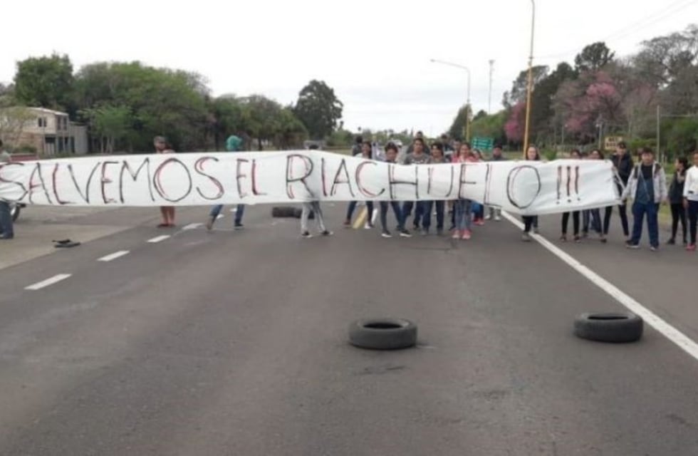 Ambientalistas cortaron la Ruta 12 en reclamo por la destrucción del Riachuelo