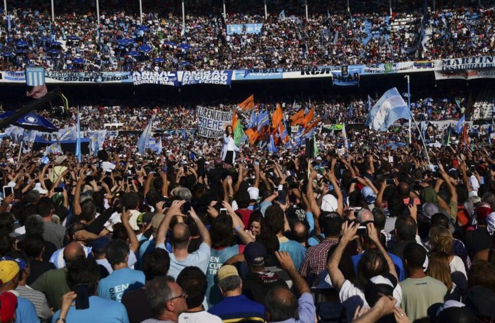 El Gobierno bonaerense denunciará en la Justicia a los barrabravas de Racing en el acto de Cristina Kirchner