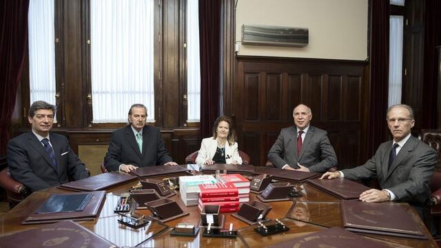 DYN08, BUENOS AIRES 06/09/16, LA CORTE SUPREMA DEJu00d3 HOY SIN EFECTO LAS MEDIDAS CAUTELARES QUE FRENABAN EN AUMENTO DE LA TARIFA DE LA ENERGu00cdA ELu00c9CTRICA EN LAS REGIONES DE LA PROVINCIA DE BUENOS AIRES OPERADAS POR LAS EMPRESAS EDENOR Y EDESUR. EL FALLO FUE FIRMADO EN SENTIDO COINCIDENTE POR LOS CINCO INTEGRANTES DEL TRIBUNAL, RICARDO LORENZETTI, ELENA HIGHTON DE NOLASCO, JUAN CARLOS MAQUEDA, HORACIO ROSATTI Y CARLOS ROSENKRANTZ.FOTO.DYN/ARCHIVO/CIJ buenos aires ricardo lorenzetti elena highton de nolasco juan carlos maqueda horacio rosatti carlos rosenkrantz la corte suprema de justicia frena las cautelares contra el aumento de la tarifa electrica jueces corte suprema de justicia