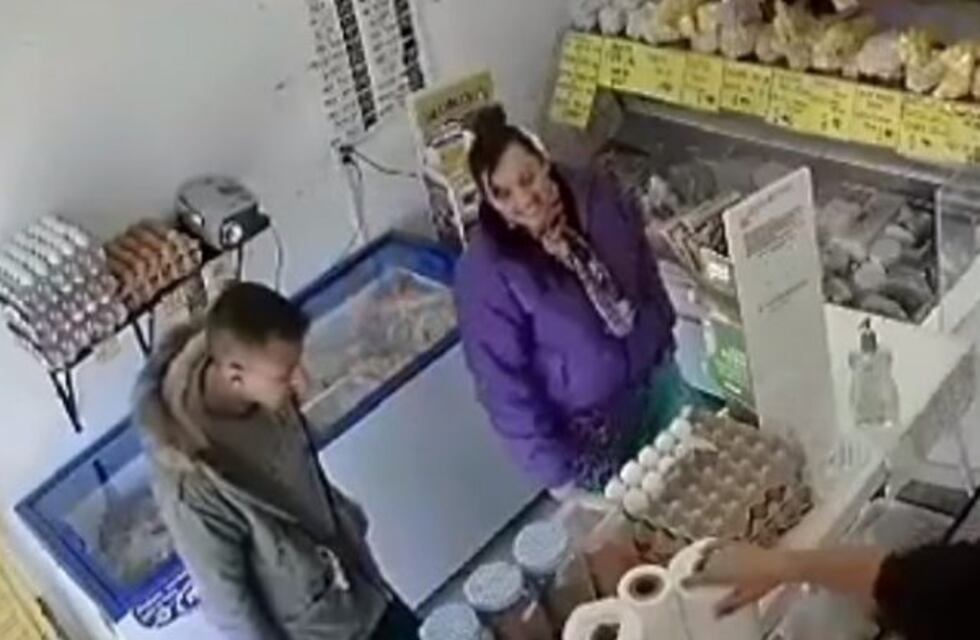 Lamentable: una mujer y su hijo se robaron media horma de queso de un almacén de barrio