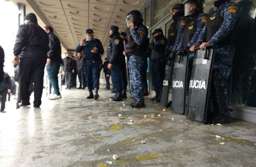 Choferes de UTA provocaron incidentes frente al Ministerio de Trabajo
