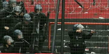 Agentes del Cuerpo Guardia de Infanteru00eda dispararon balas de goma en las tribunas rojinegras.