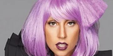 Lady Gaga con peluca lila\u002E (Web)