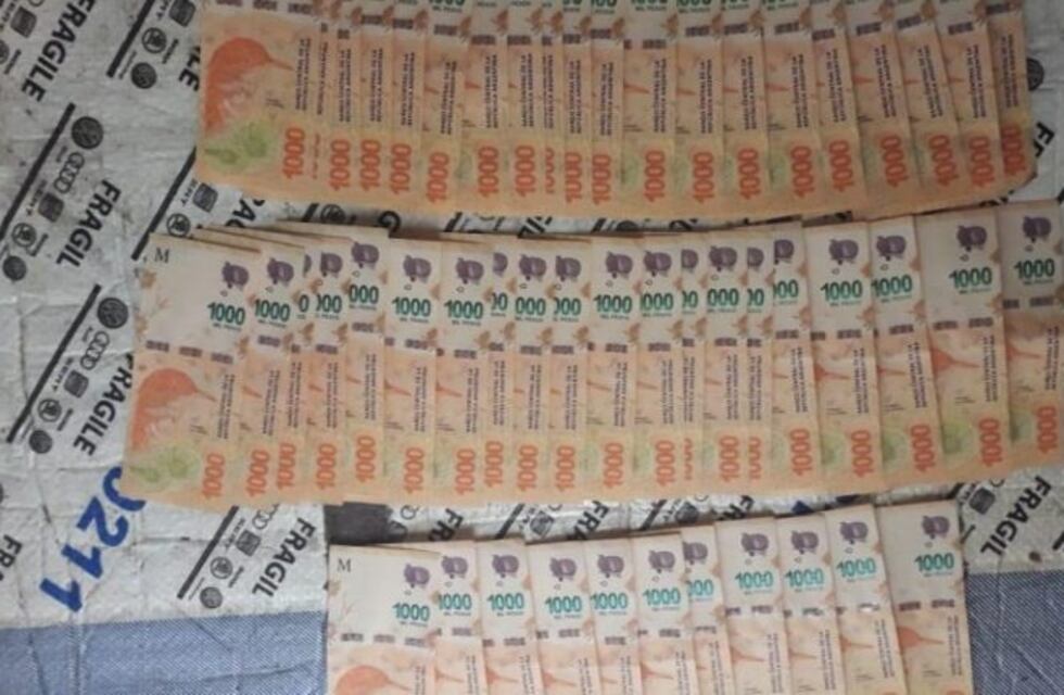 Un hombre de 60 años fue detenido con un arma y más de $50 mil