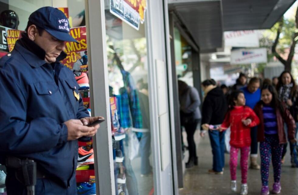 Arrestos administrativos para policías que usen el celular en horas de trabajo