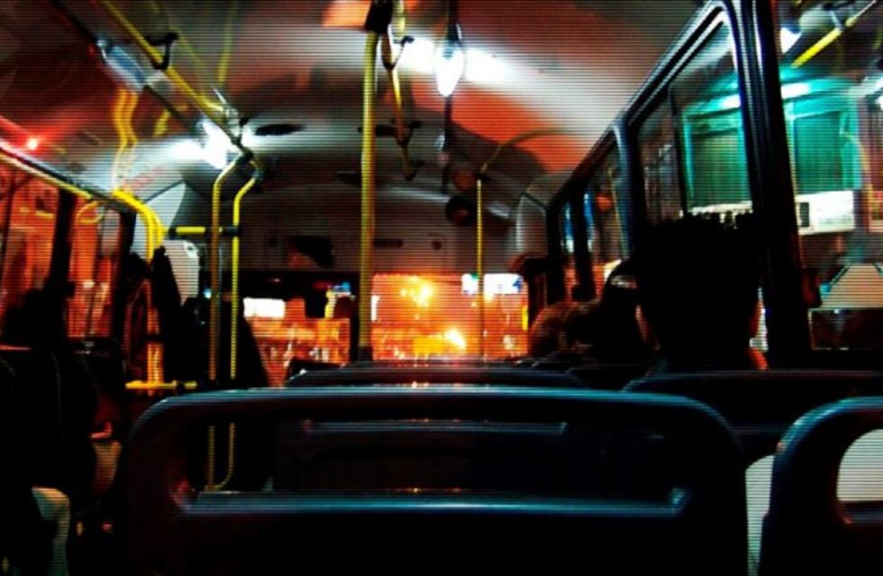 Denunciaron a un joven que le tocó la cola a una mujer en un colectivo