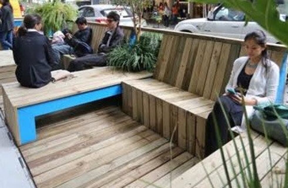 Reducirán espacios de estacionamiento para que comercios creen islas callejeras