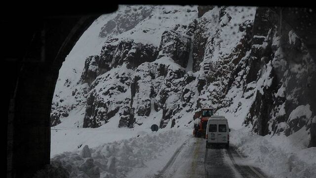 Cierra el paso Cristo Redentor por nevadas y bajas temperaturas