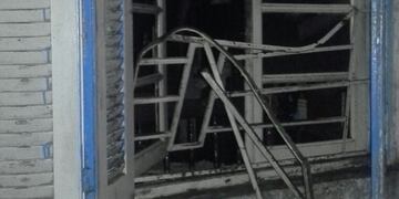 Murió un hombre de 71 años que estaba dentro de la vivienda incendiada en Dorrego al 200 de Villa Gobernado Gálvez\u002E (@emergenciasar)