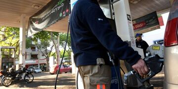 Los combustibles son uno de los que seguirán aumentando. (Marcelo Rolland / Los Andes)