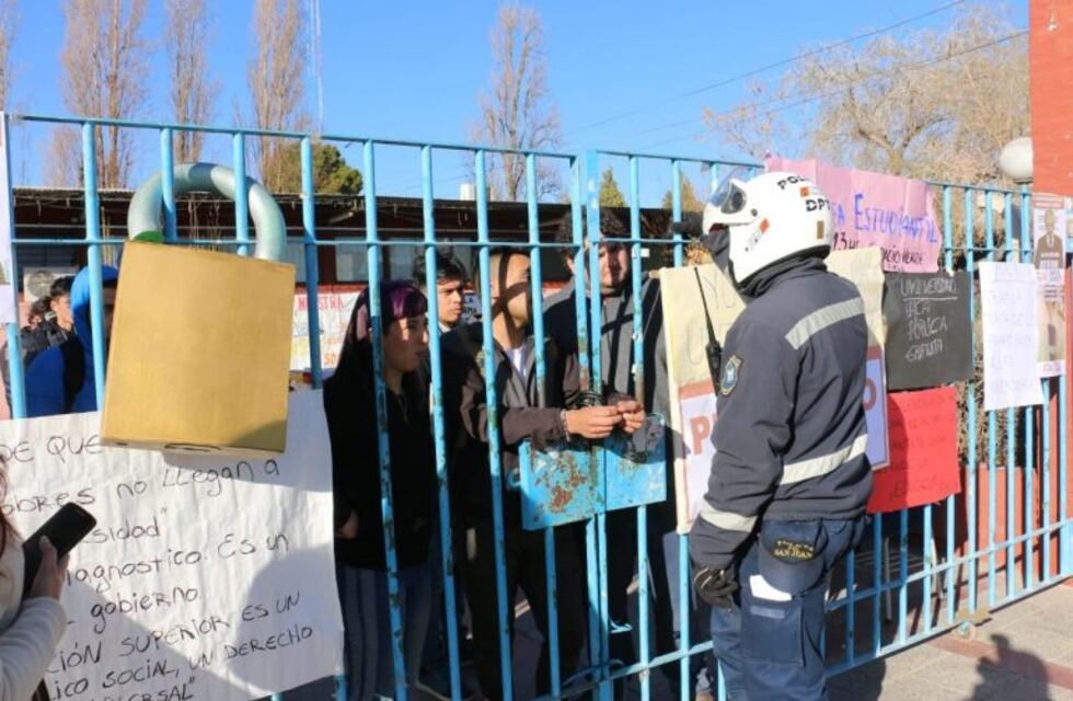 Alumnos de la Universidad Nacional de San Juan toman 3 facultades